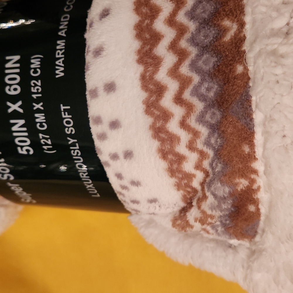 Reversible Fleece Throw - Picture 5 of 6